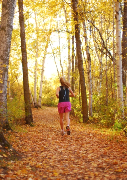 biegnąca kobieta po jesiennym parku